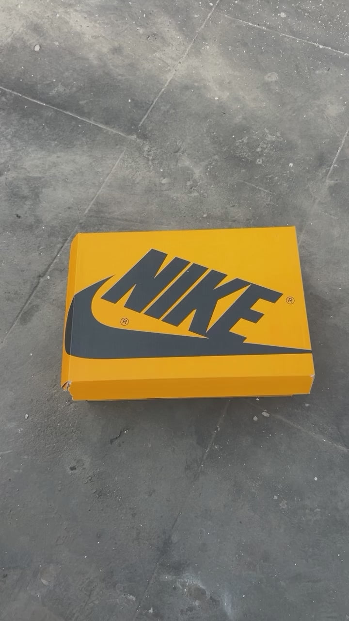 Air Jordan 1 RETRO High OG Yellow Toe Taxi